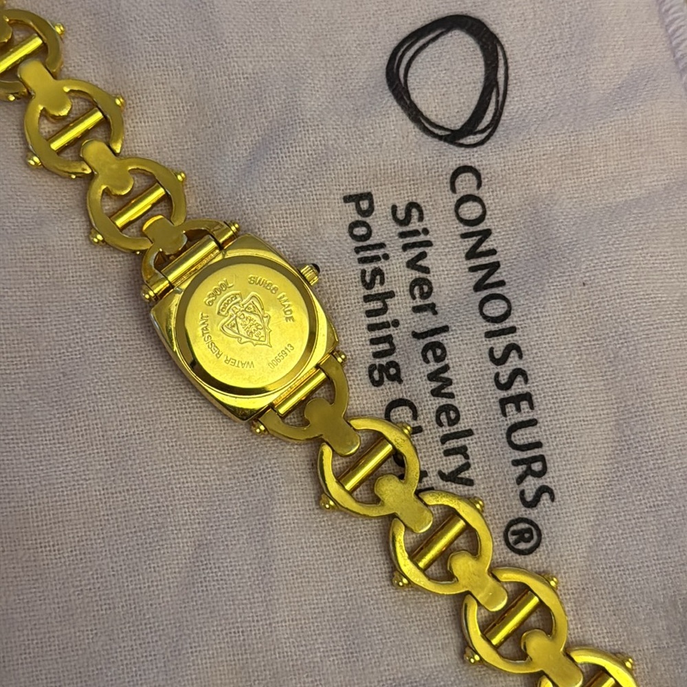 Gucci Gold Chain Link Watch - Picture 2 of 2